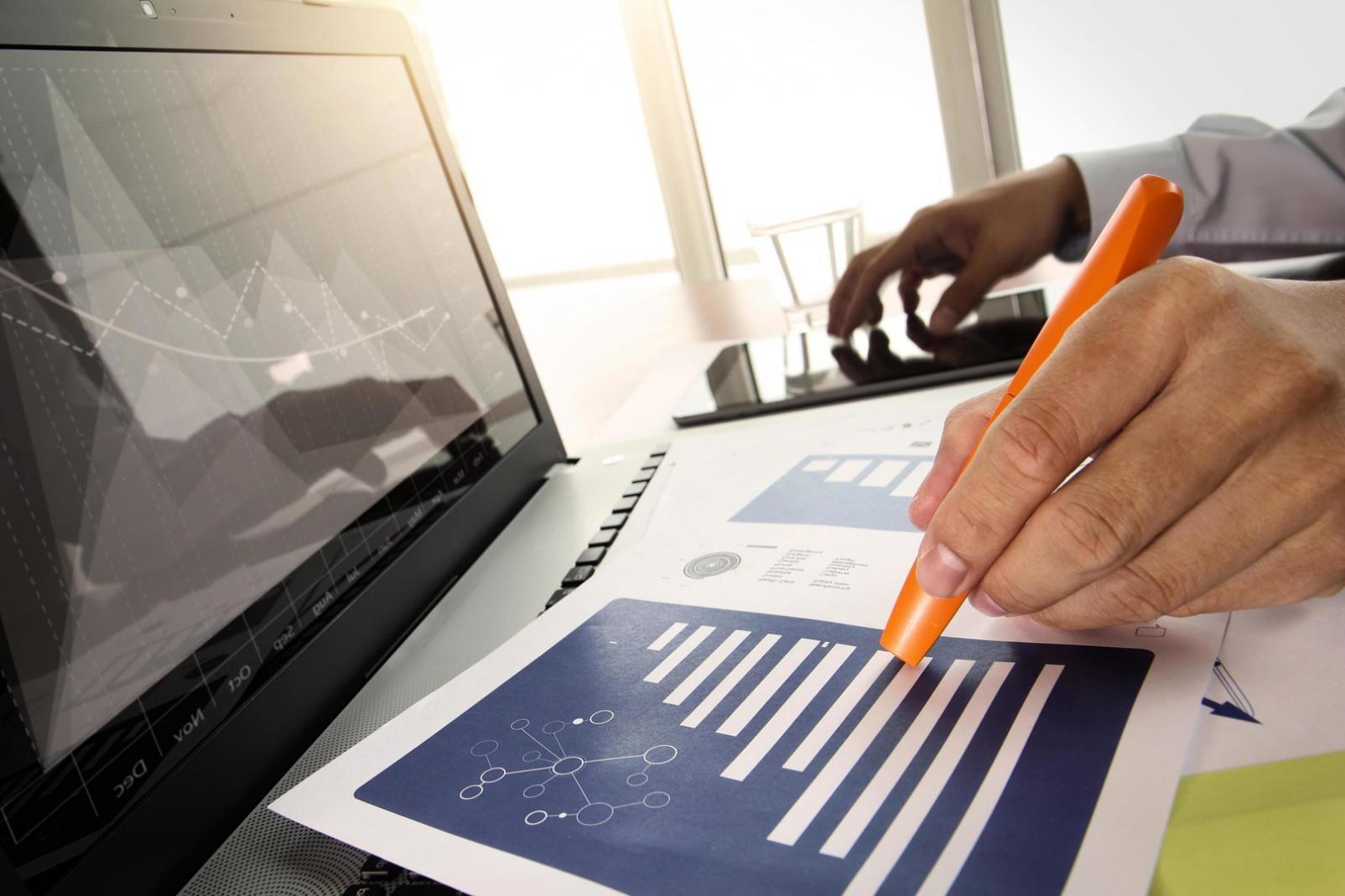 Sesión de aprendizaje interactivo con estudiantes colaborando